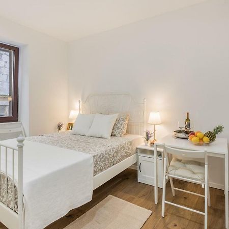 Mediterranean Vintage Room Split Exterior foto